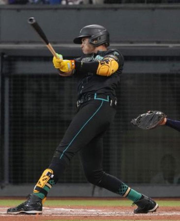 　６回日本ハム２死満塁、水谷が右中間に逆転２点二塁打を放つ＝エスコンフィールド