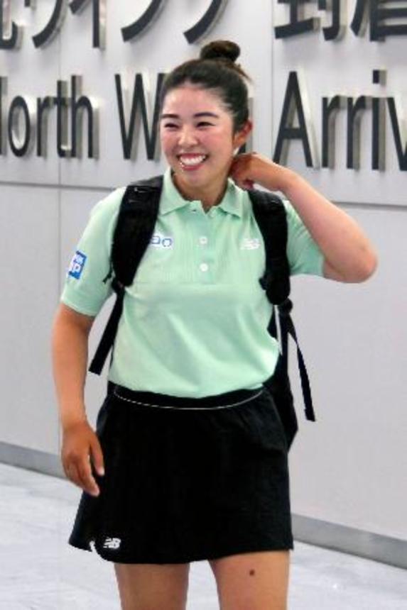 　成田空港に帰国した女子ゴルフの山下美夢有＝５日