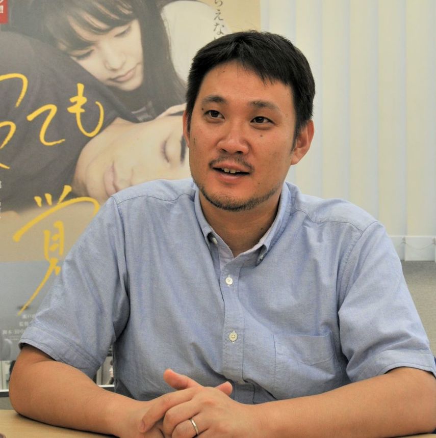 映画の原体験や少年時代を過ごした岐阜への思いを語った濱口竜介監督＝２０１８年８月、東京都渋谷区