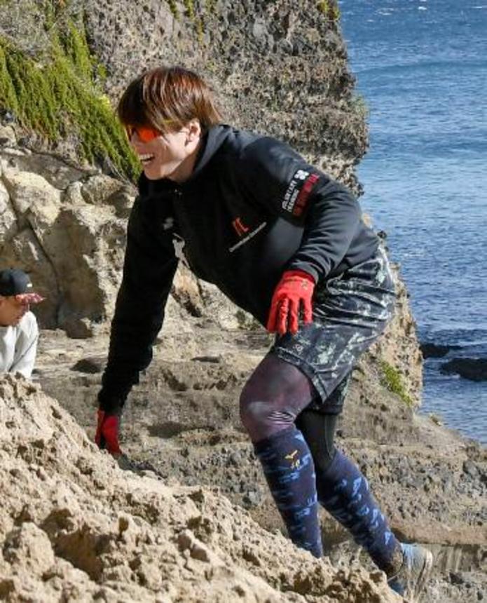 　自主練習で砂の斜面を駆け上がる日本ハムの五十幡＝１１日、静岡県下田市