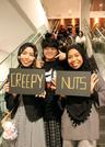 　開演日の朝から公演会場前に並んだ「Ｃｒｅｅｐｙ　Ｎｕｔｓ」ファンのマディハさん（左）ら＝４月、マレーシア・クアラルンプール（ＮＮＡ＝共同）