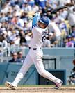 　カブス戦の７回、６号ソロを放つドジャース・大谷＝ロサンゼルス（共同）