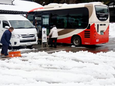 　石川県珠洲市で実施された「移動期日前投票所」のバス＝３日午後