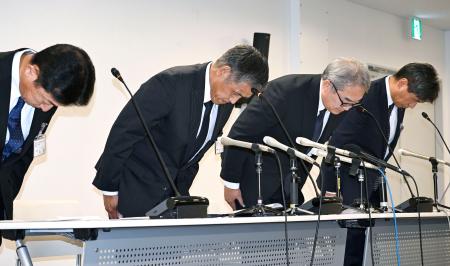 　記者会見で謝罪する甲府市教育委員会の幹部ら＝１６日午後、甲府市役所