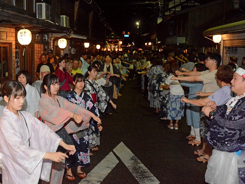 徹夜おどりの踊りの輪が広がり、熱気に包まれる会場＝同