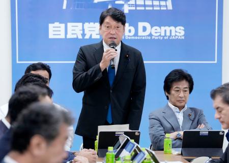 　自民党の税制調査会と社会保障制度調査会の合同会議であいさつする小野寺税調会長＝８日午後、東京・永田町の党本部