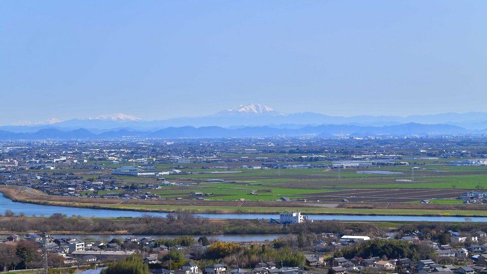 月見台から望む海津市。麦畑が青々と広がり、奥には御嶽山や乗鞍岳が見える。手前を流れるのは揖斐川＝海津市南濃町、月見の森