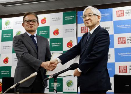 　ゲノム解析で協定を締結した放影研の神谷研二理事長（右）と広島大病院の安達伸生病院長＝２４日午後、広島市
