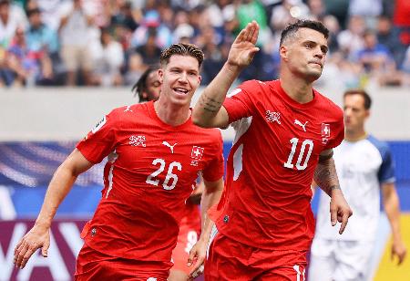 　スイス―ボスニア・ヘルツェゴビナ　試合終了間際、チーム４点目となるＰＫを決め喜ぶスイスのシャカ（右）＝ロサンゼルス（ロイター＝共同）