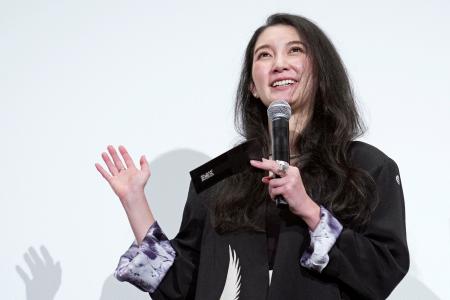 　「Ｂｌａｃｋ　Ｂｏｘ　Ｄｉａｒｉｅｓ」の国内上映が始まり、舞台あいさつする監督でジャーナリストの伊藤詩織さん＝１２日午後、東京都港区