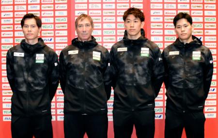 　中国への出発前に取材に応じるバレーボール男子日本代表の石川祐希（左から３人目）、ティリ監督（同２人目）ら＝７日、羽田空港
