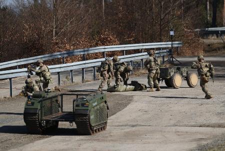　ドイツ南部で訓練する米軍兵士ら＝３月（ゲッティ＝共同）