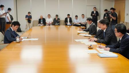　青森県庁で宮下宗一郎知事（左）に使用済み核燃料の貯蔵計画を説明する東京電力の小早川智明社長（右から２人目）＝７日午前