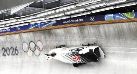 　ボブスレー男子４人乗り、コースで横転したオーストリアのそり＝２１日、コルティナダンペッツォ（ロイター＝共同）