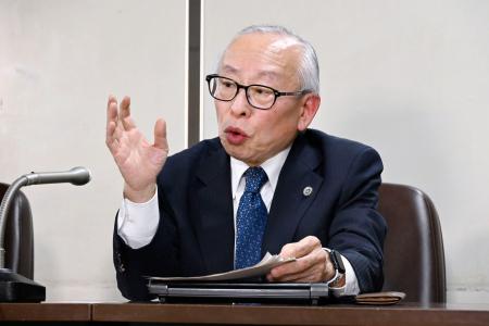 　判決後、記者会見する佐藤博史弁護士＝１１日午後、東京・霞が関の司法記者クラブ