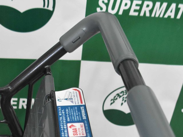 ５月に発売する抗ウイルス仕様のカートグリップの見本＝羽島郡笠松町円城寺、スーパーメイト