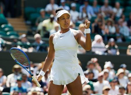 　女子シングルス３回戦でポイントを奪い、ガッツポーズする大坂なおみ＝ウィンブルドン（共同）