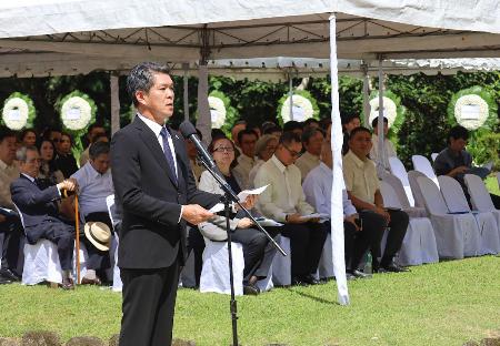 　１５日、フィリピン・ラグナ州カリラヤでの慰霊祭で、石破首相のメッセージを代読する遠藤和也大使（共同）
