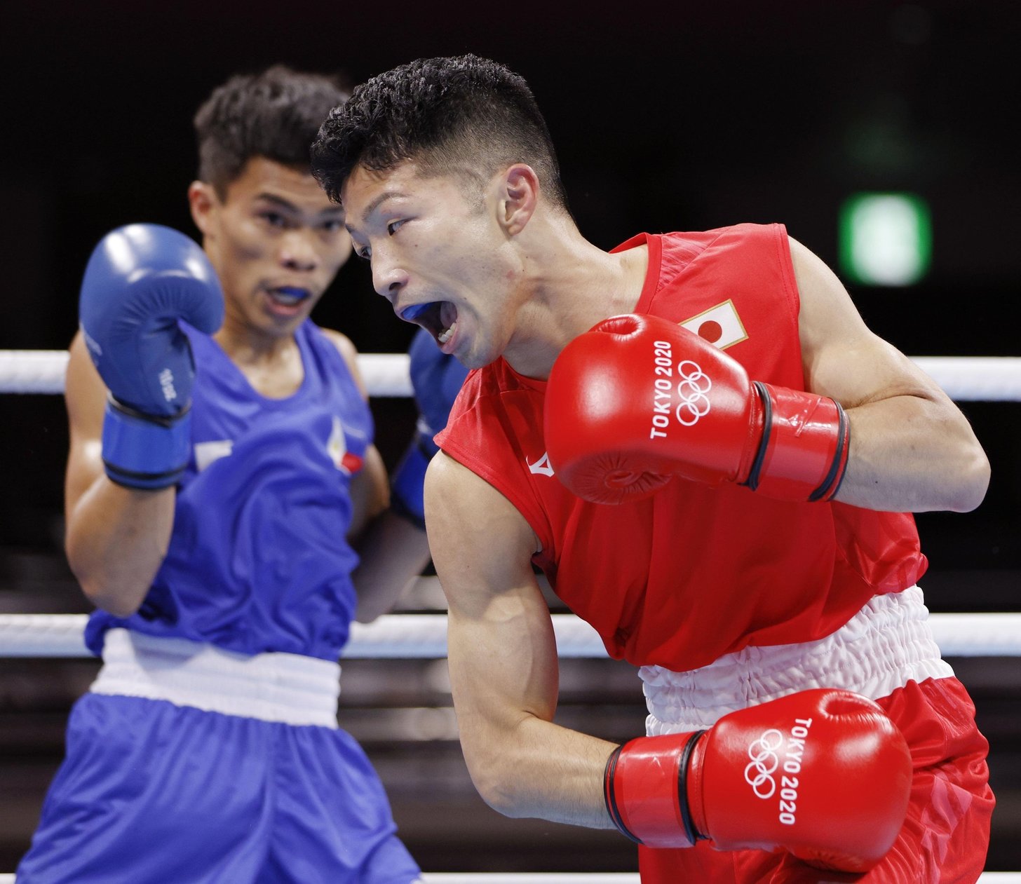 男子フライ級準決勝　１回、フィリピン選手（左）を攻める田中亮明。判定で敗れ銅メダルが決まった＝両国国技館