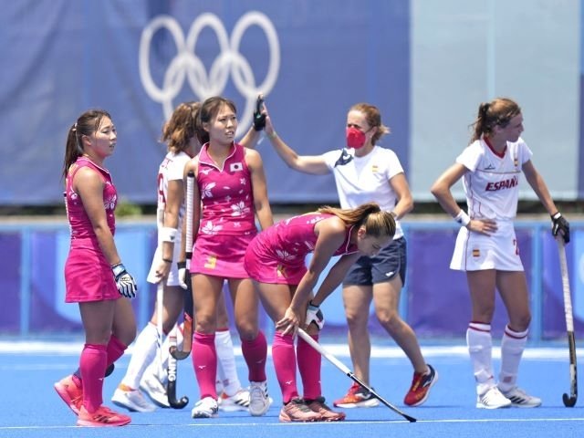 スペインに敗れ、肩を落とす（左から）真野、星、瀬川＝大井ホッケー競技場