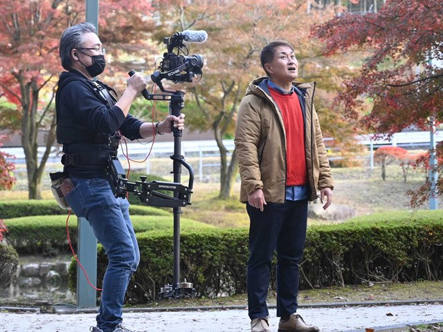 紅葉の名所でロケをする神奈月さん＝土岐市曽木町、曽木公園