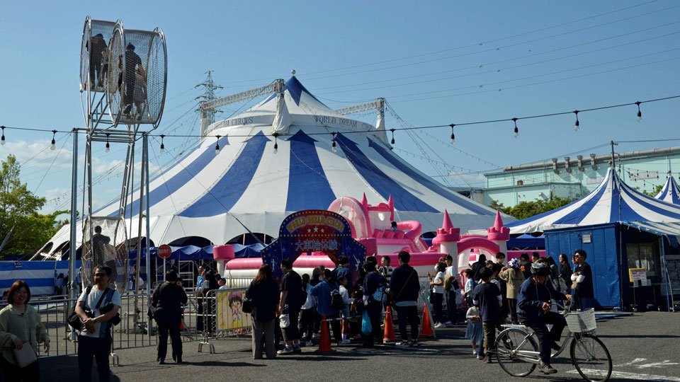 ワールド・ドリームサーカス大垣公演会場の大テント＝大垣市外野、イオンモール大垣北側駐車場特設会場