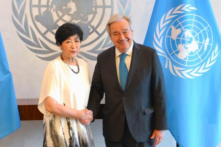 　国連のグテレス事務総長（右）と握手する東京都の小池百合子知事＝２４日、米ニューヨークの国連本部（共同）