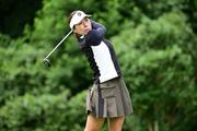 　ニチレイ・レディース第１日、２番でティーショットを放つ岡山絵里＝２０日、千葉県袖ケ浦ＣＣ新袖（ゲッティ＝共同）