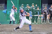 大垣ミナモＳＣ×日本精工＝延長９回表大垣ミナモ２死満塁、走者一掃の３点三塁打を放つ大谷＝西予市営宇和球場