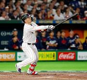 　１回日本１死二塁、鈴木が右中間に２ランを放つ＝東京ドーム