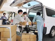 新型コロナウイルスのワクチン接種券が入った段ボールをワゴン車に積み込む職員＝２２日午前９時４４分、岐阜市茜部菱野、市南保健センター