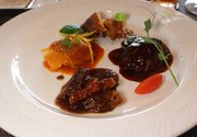 県産食材を使った飛騨牛のビーフシチューなど通販用メインディッシュ４種類。冷凍パックにして個別販売する