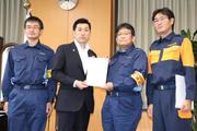 　赤間防災相（左から２人目）に要請書を手渡す千葉市の神谷俊一市長（同３人目）＝２５日午前、東京都千代田区