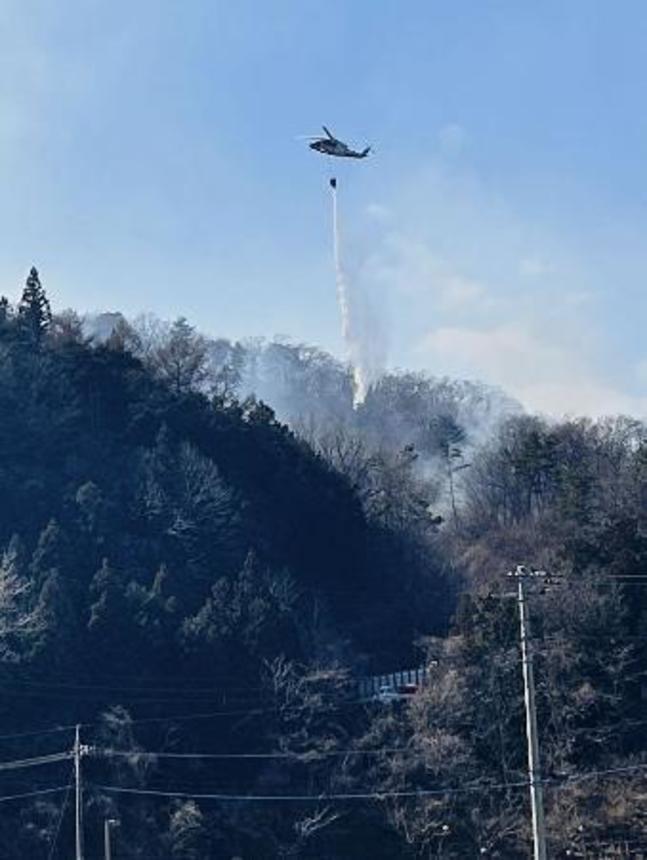 　山梨県大月市で発生した山林火災＝２月