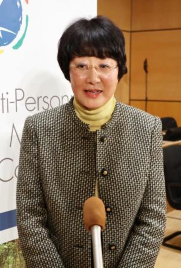 　記者団の取材に応じる軍縮会議日本政府代表部の市川とみ子大使＝５日、スイス・ジュネーブ（共同）