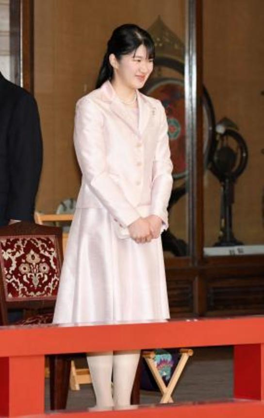 　宮内庁楽部による春季雅楽演奏会に臨まれる天皇、皇后両陛下の長女愛子さま＝２７日午後、皇居（代表撮影）