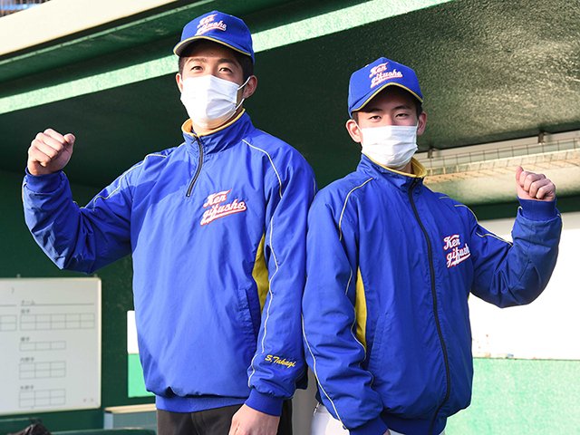 初戦の対戦相手が決まり、意気込む県岐阜商の高木翔斗主将（左）と野崎慎裕投手＝２３日午後４時４３分、岐阜市長良福光、長良川球場