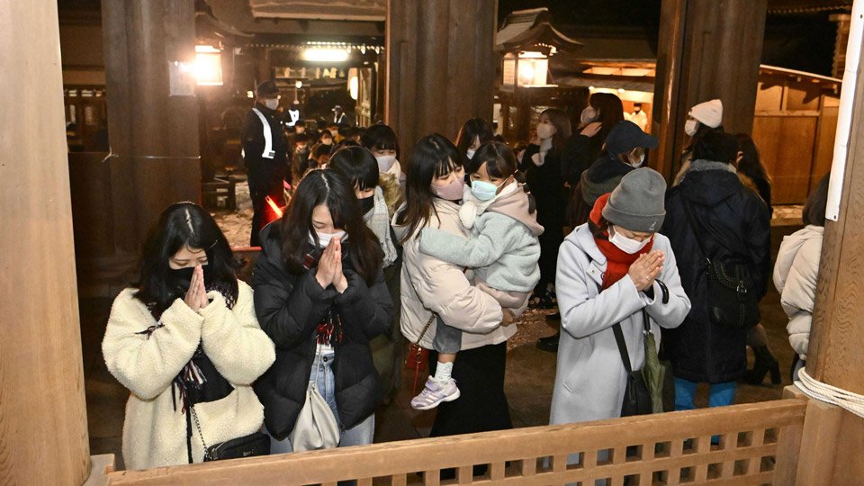 年越し参りで手を合わせる参拝者＝１日午前０時２分、岐阜市伊奈波通、伊奈波神社