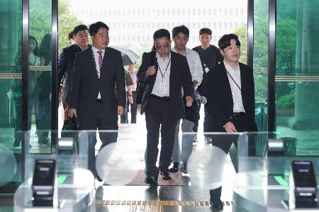 　統一地方選の投票用紙不足問題で中央選管へ家宅捜索に入る検察、警察の合同捜査本部関係者ら＝２３日、韓国京畿道果川市（聯合＝共同）
