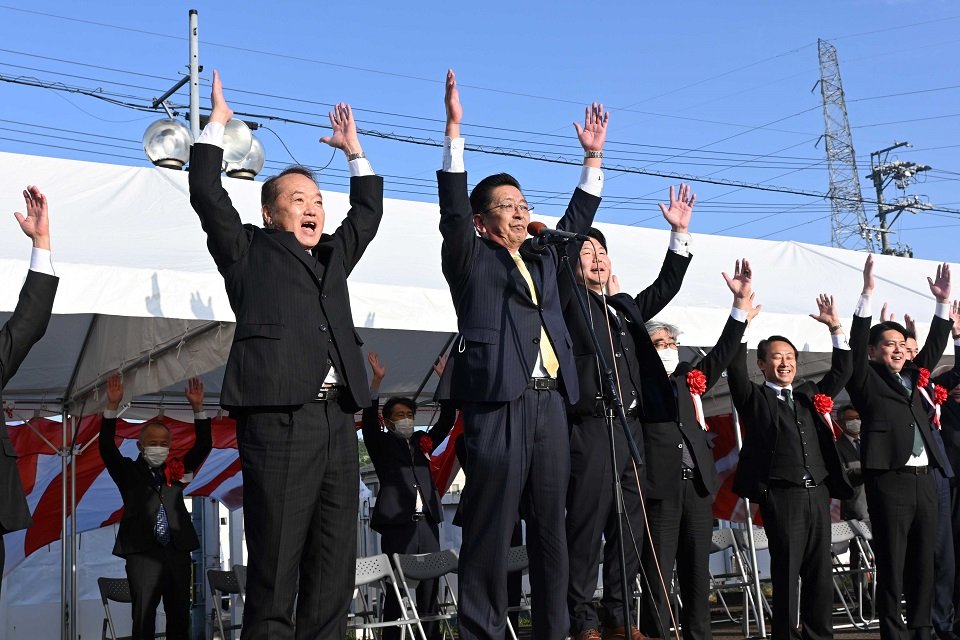 無投票で４選を決め、支援者と万歳三唱する林宏優さん（左）＝１６日午後５時５分、山県市高木の選挙事務所
