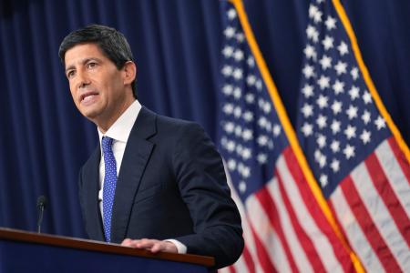 　記者会見するＦＲＢのウォーシュ議長＝１６日、ワシントン（ＡＰ＝共同）