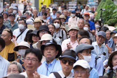 　参院選が公示され、街頭演説に耳を傾ける人たち＝３日午前、東京・池袋