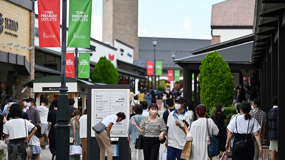 買い物客でにぎわう土岐プレミアム・アウトレット＝土岐市土岐ケ丘
