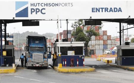 　パナマ・ポーツ・カンパニー（ＰＰＣ）が運営するパナマ運河近くの港の出入り口＝２月、パナマ市（共同）