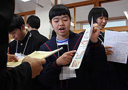 英語で学習内容を説明する生徒＝昨年１１月、高山市久々野町久々野、久々野中学校