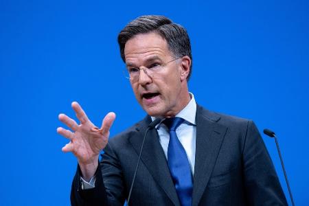 　記者会見で話す北大西洋条約機構（ＮＡＴＯ）のルッテ事務総長＝６月、ブリュッセル（ゲッティ＝共同）