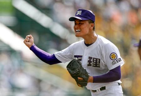 　高川学園―天理　６回裏、ピンチを切り抜けガッツポーズする天理・長尾＝甲子園