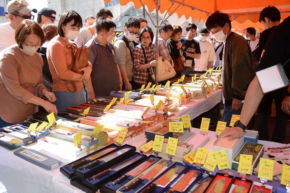 刃物まつりが開幕し、包丁などを買い求める人たち＝７日午前１１時４４分、関市本町