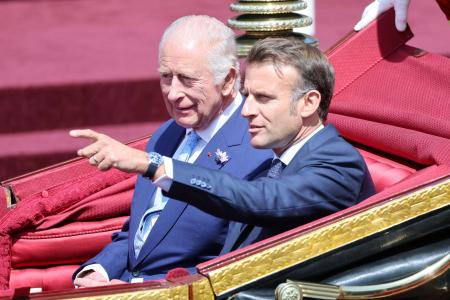 　８日、馬車に乗るチャールズ英国王（左）とフランスのマクロン大統領＝ロンドン郊外ウィンザー（ロイター＝共同）