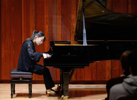 　「別府アルゲリッチ音楽祭」で演奏する鈴木愛美さん＝２０日午後、大分県別府市（公益財団法人アルゲリッチ芸術振興財団提供）